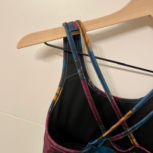 Nike Swoosh Icon Clash Floral Strappy Sports Bra Size Medium - Picture 8 of 12